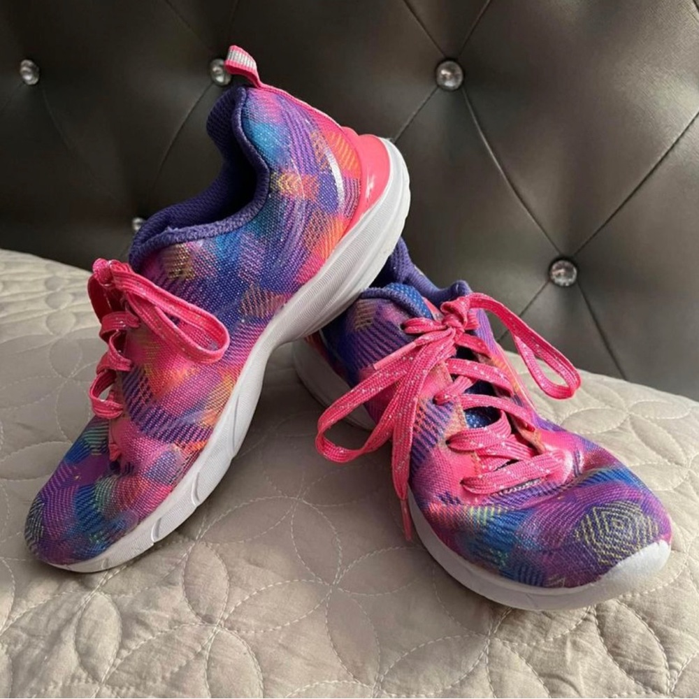 Sketchers shoes for girls in size 3. Used in great condition.